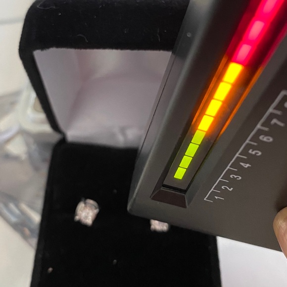 Diamond studs in 14k white gold - Picture 5 of 11